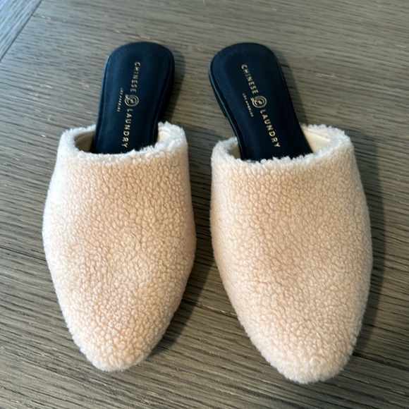 Chinese Laundry Shoes - NWOT women’s Chinese laundry Ely shearling (faux fur) mules size 7.5